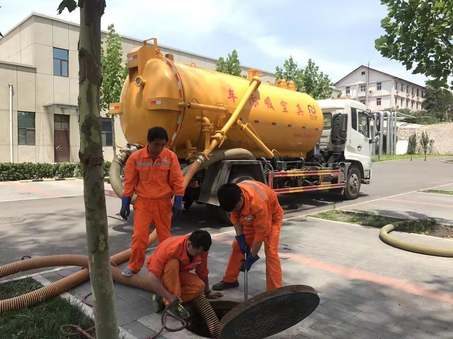 船营管道疏通车停在窨井附近