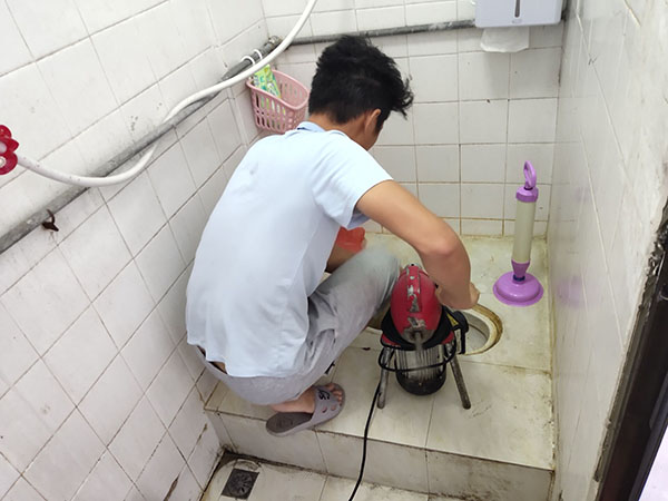 船营管道堵塞冒臭气 专业师傅现场解决问题