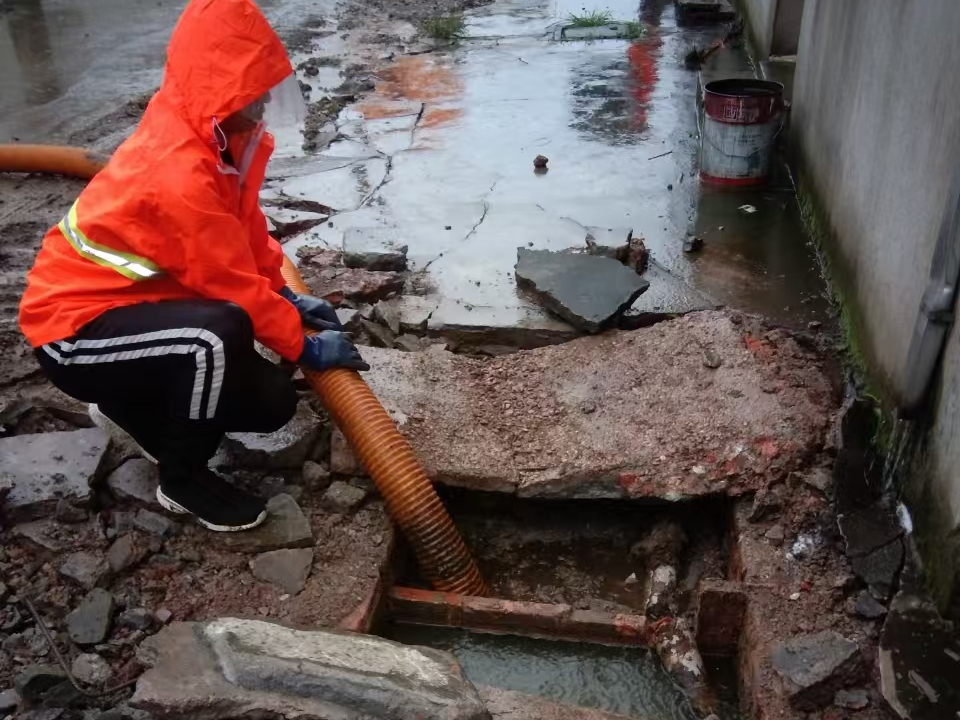 船营专业清理污水池 炜誉市政以规范流程守护城市 “肠道”