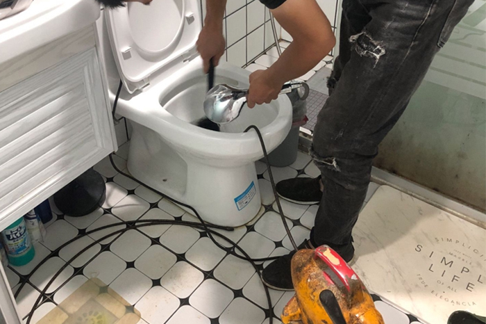 船营马桶堵塞自己疏通还是找师傅?专业上门服务让你省时更省心