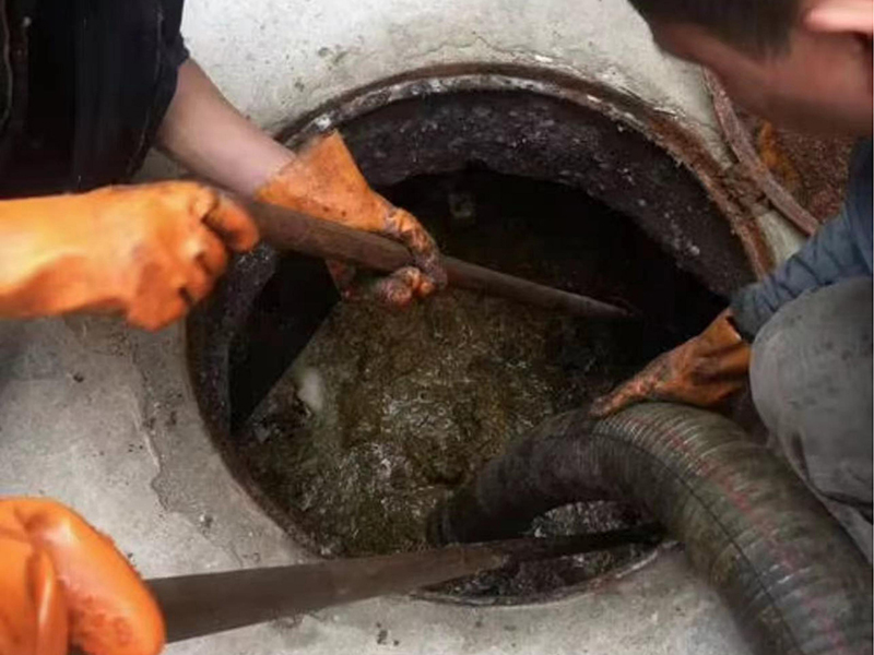 船营清理化粪池时如何避免沼气的危害?